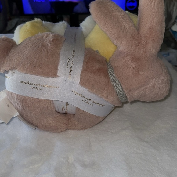 Cupcakes and cashmere set of 3 down alternative faux Easter Decor pillows 🐣🐑🐰 - Picture 4 of 8